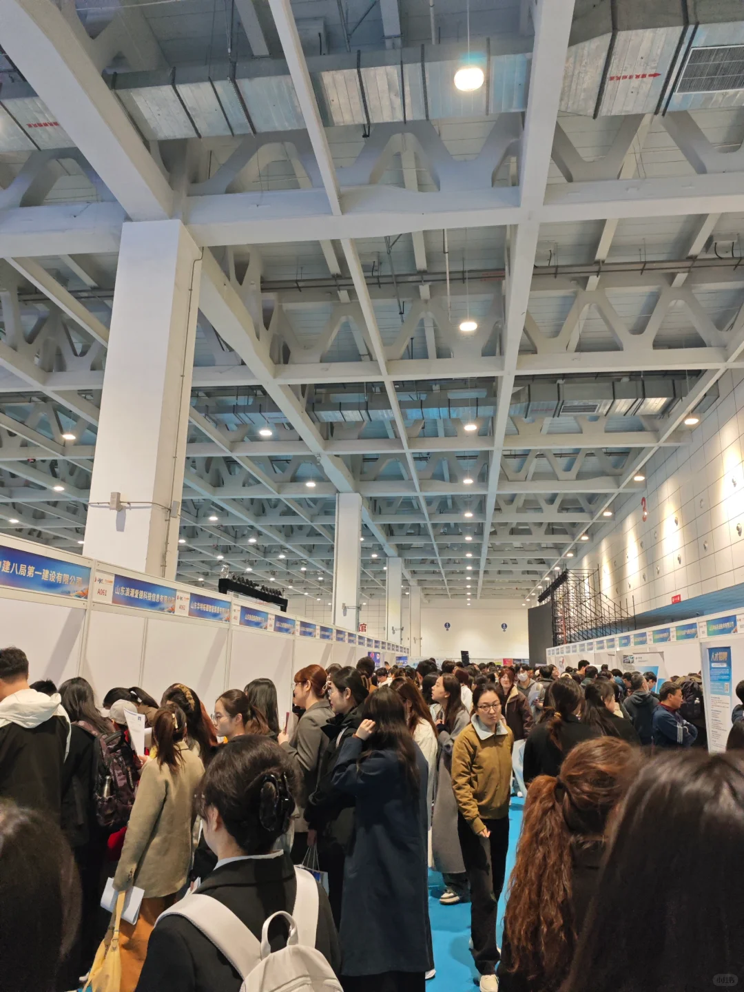 济南国际会展中心！今天得有一亿人。。