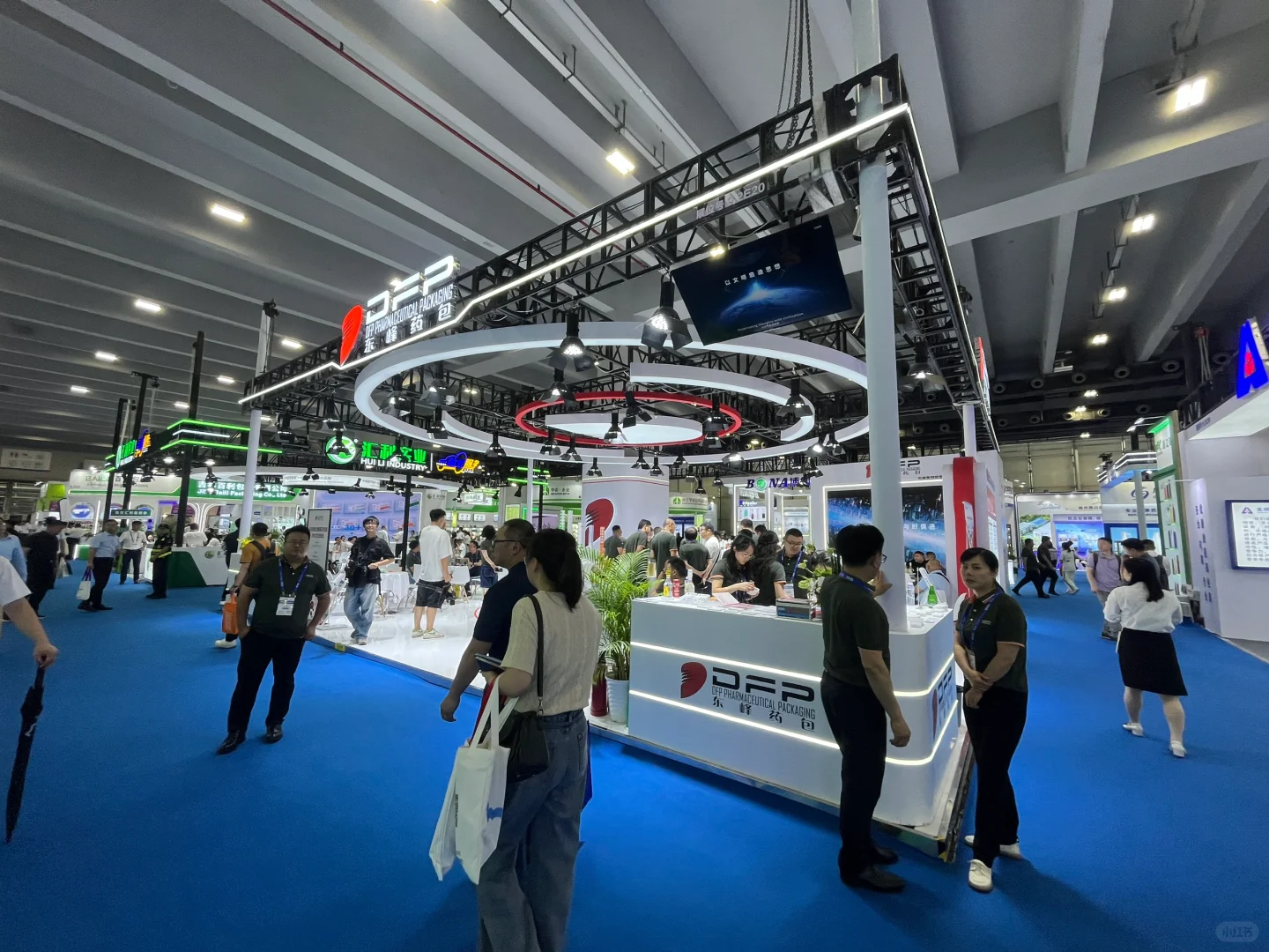 环保展台都千篇一律吗？