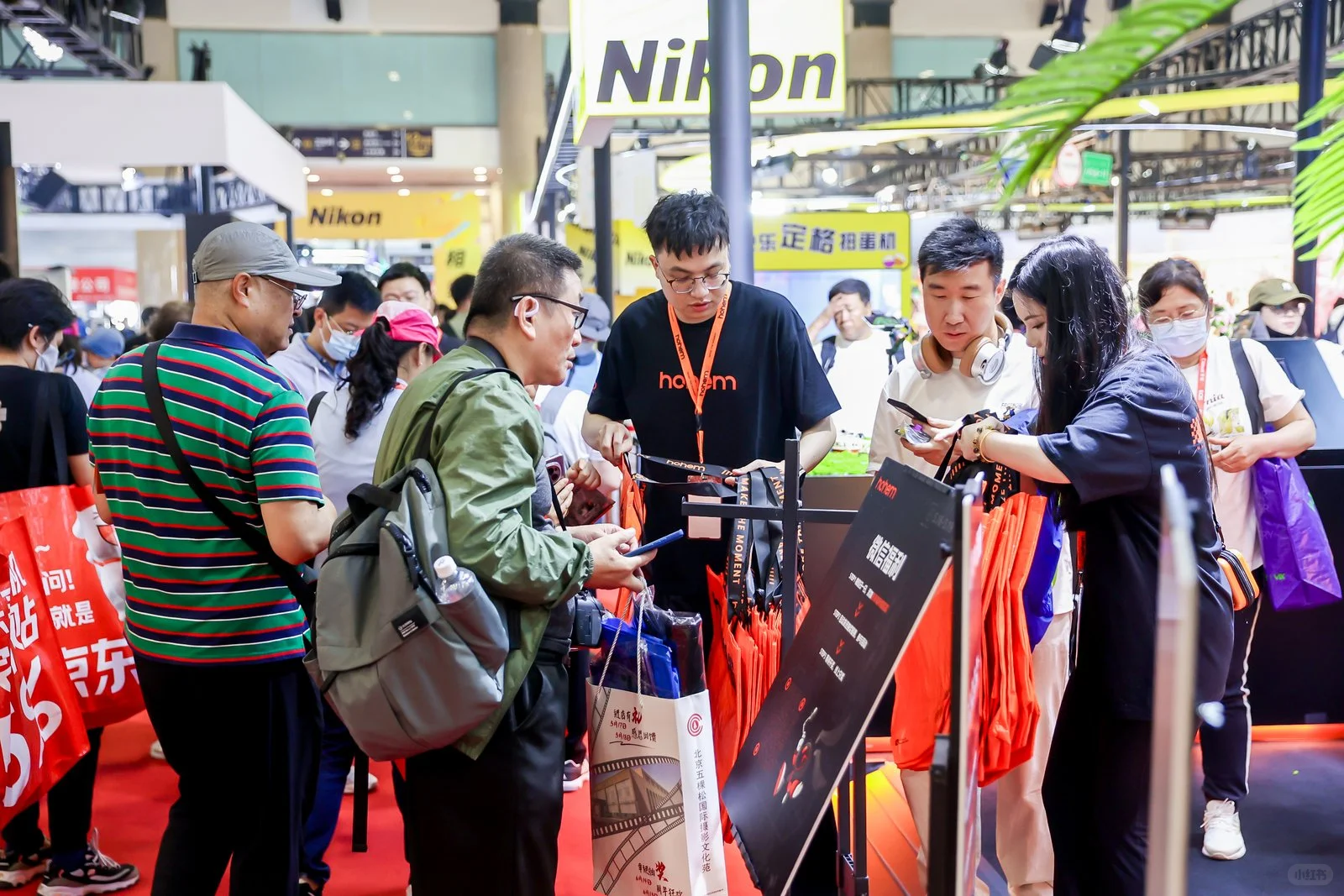 跟绝美小姐姐一起打卡浩瀚展厅