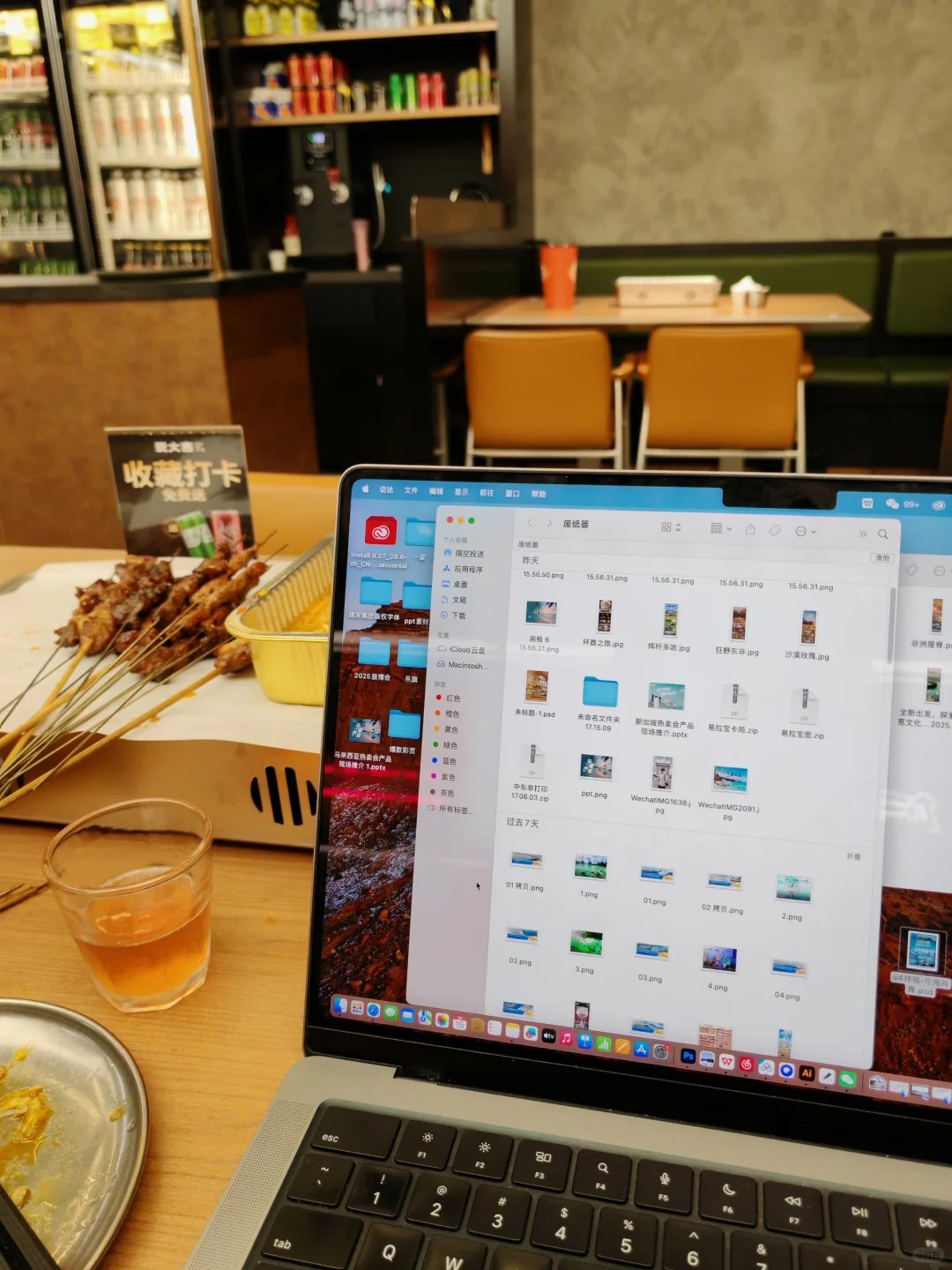 00后小女孩展会工作的第N天