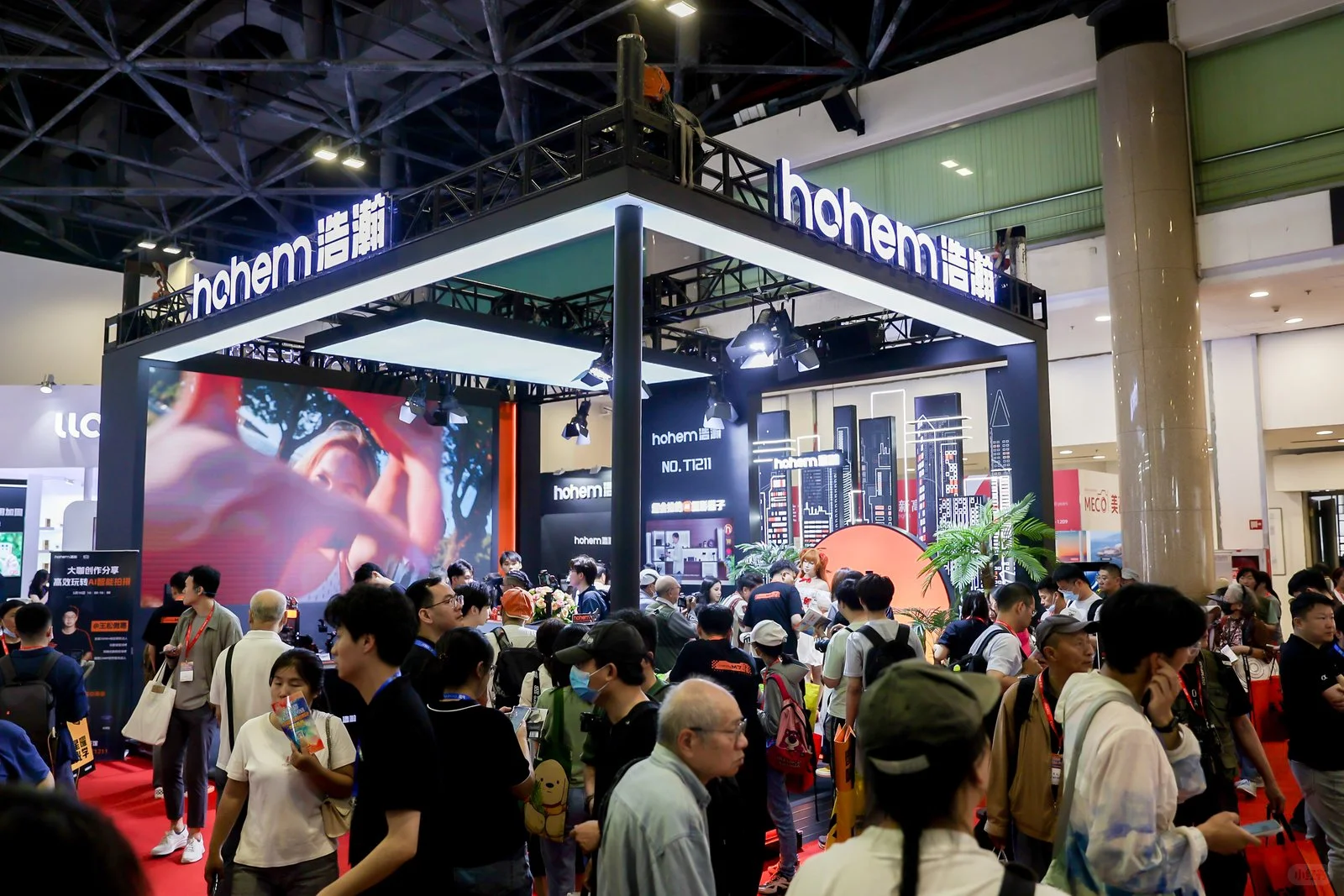 跟绝美小姐姐一起打卡浩瀚展厅