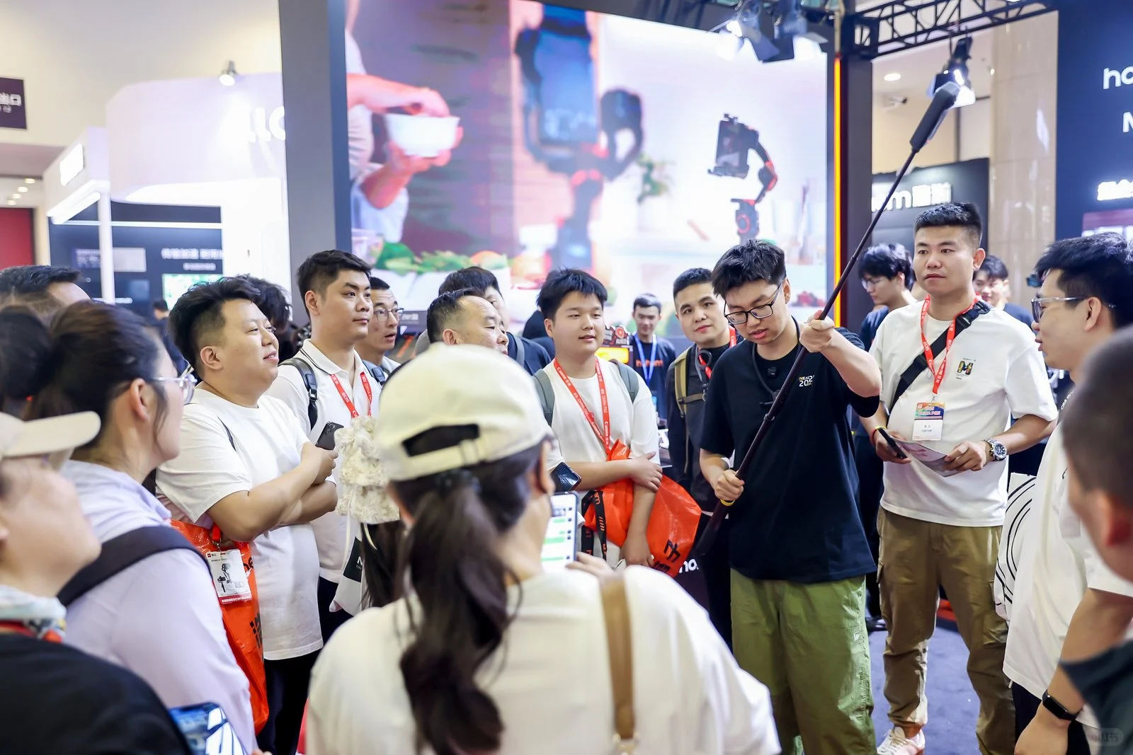 跟绝美小姐姐一起打卡浩瀚展厅