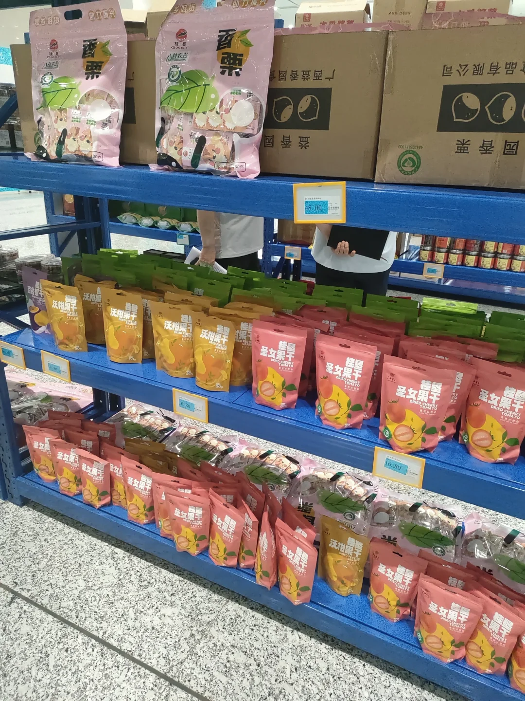 会展中心里新开设了超市，广西特产多多