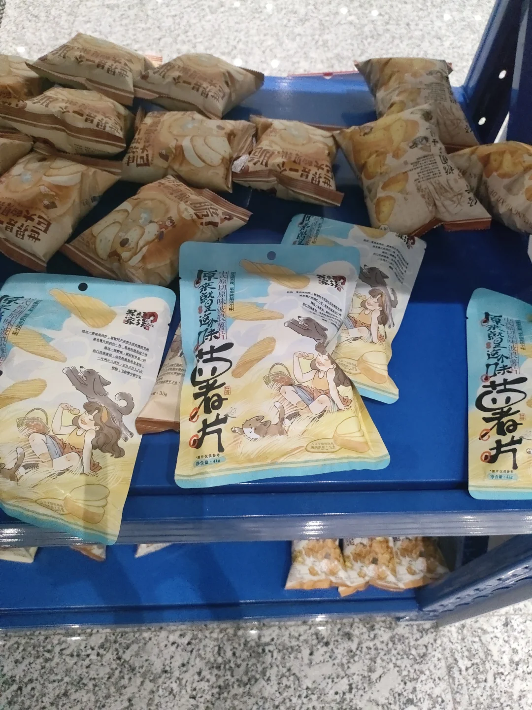 会展中心里新开设了超市，广西特产多多