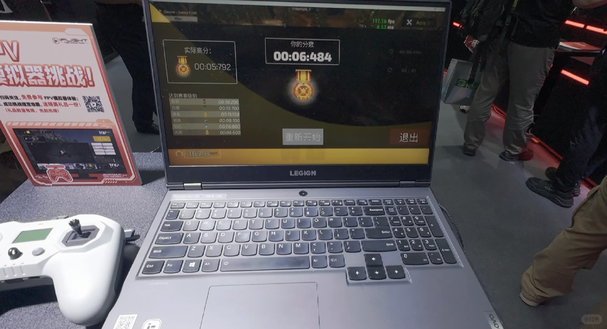 让我看看是谁还没有拿到展会的小礼品！