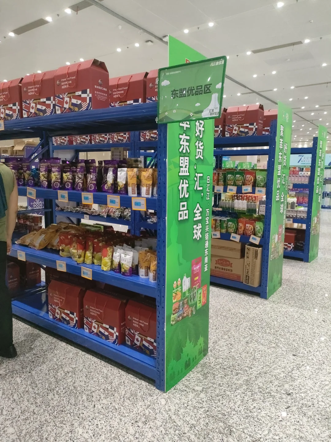 会展中心里新开设了超市，广西特产多多
