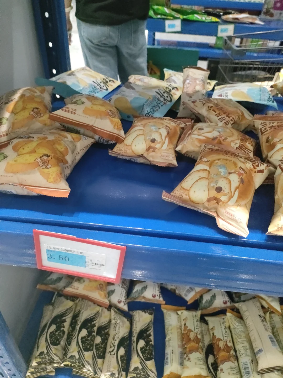 会展中心里新开设了超市，广西特产多多