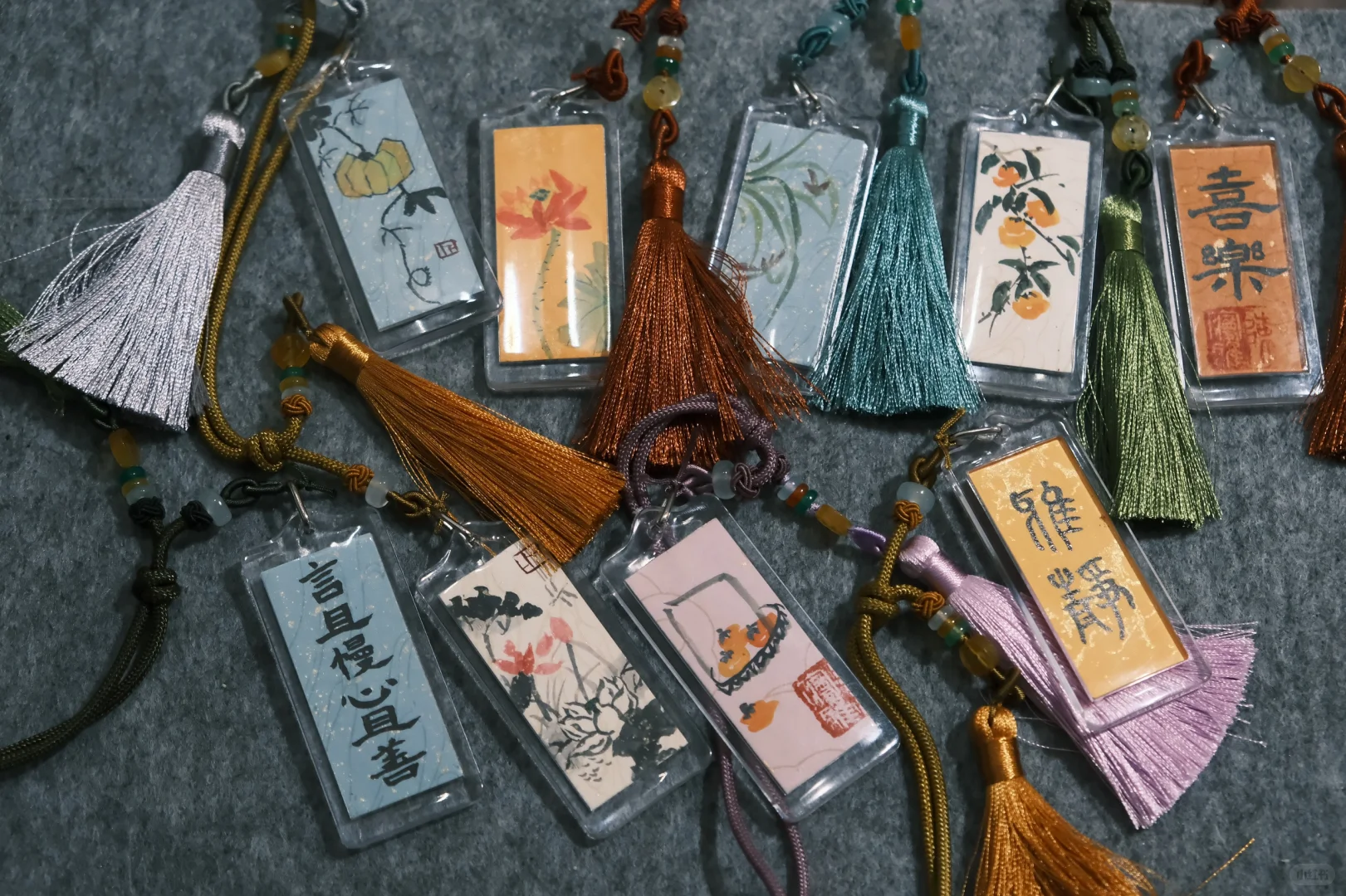 37周的孕妇美术老师也逃不了布置艺术展