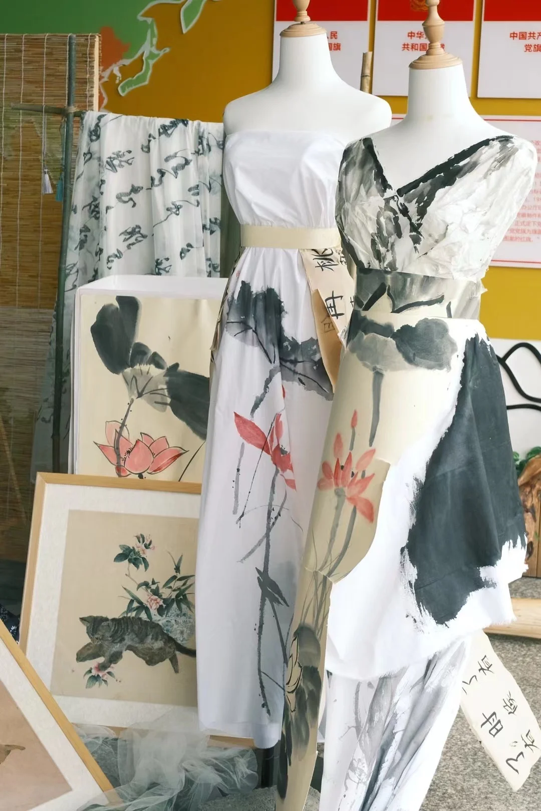 37周的孕妇美术老师也逃不了布置艺术展