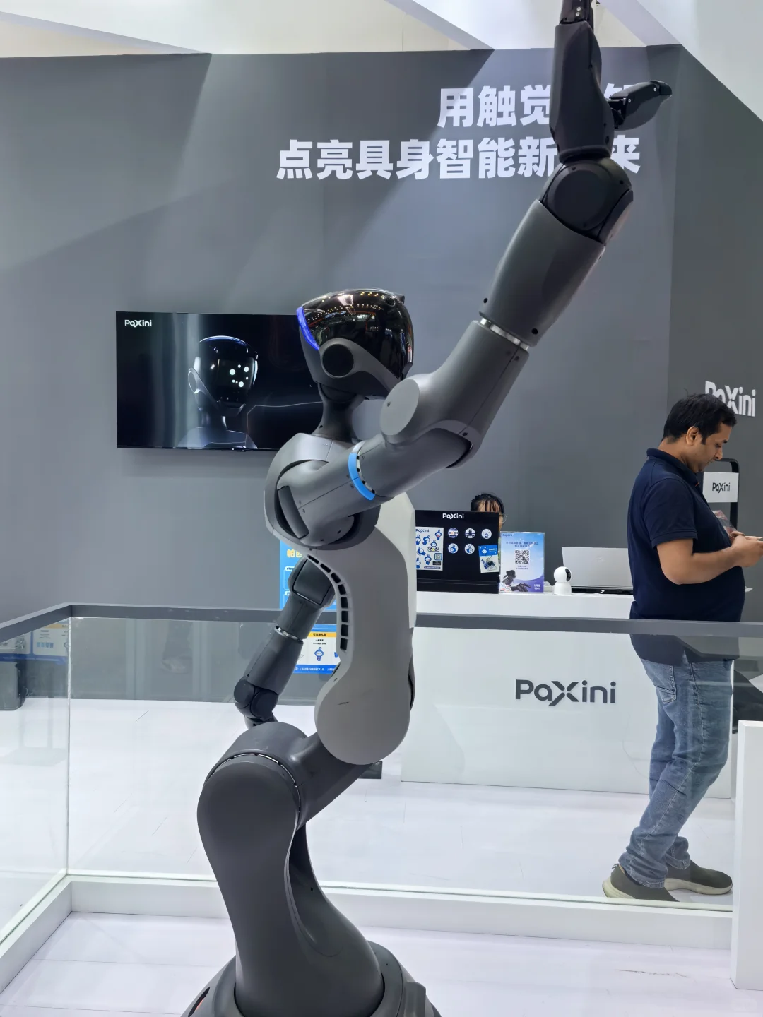 累麻了深圳AI和无人机展，千万别开车，堵死