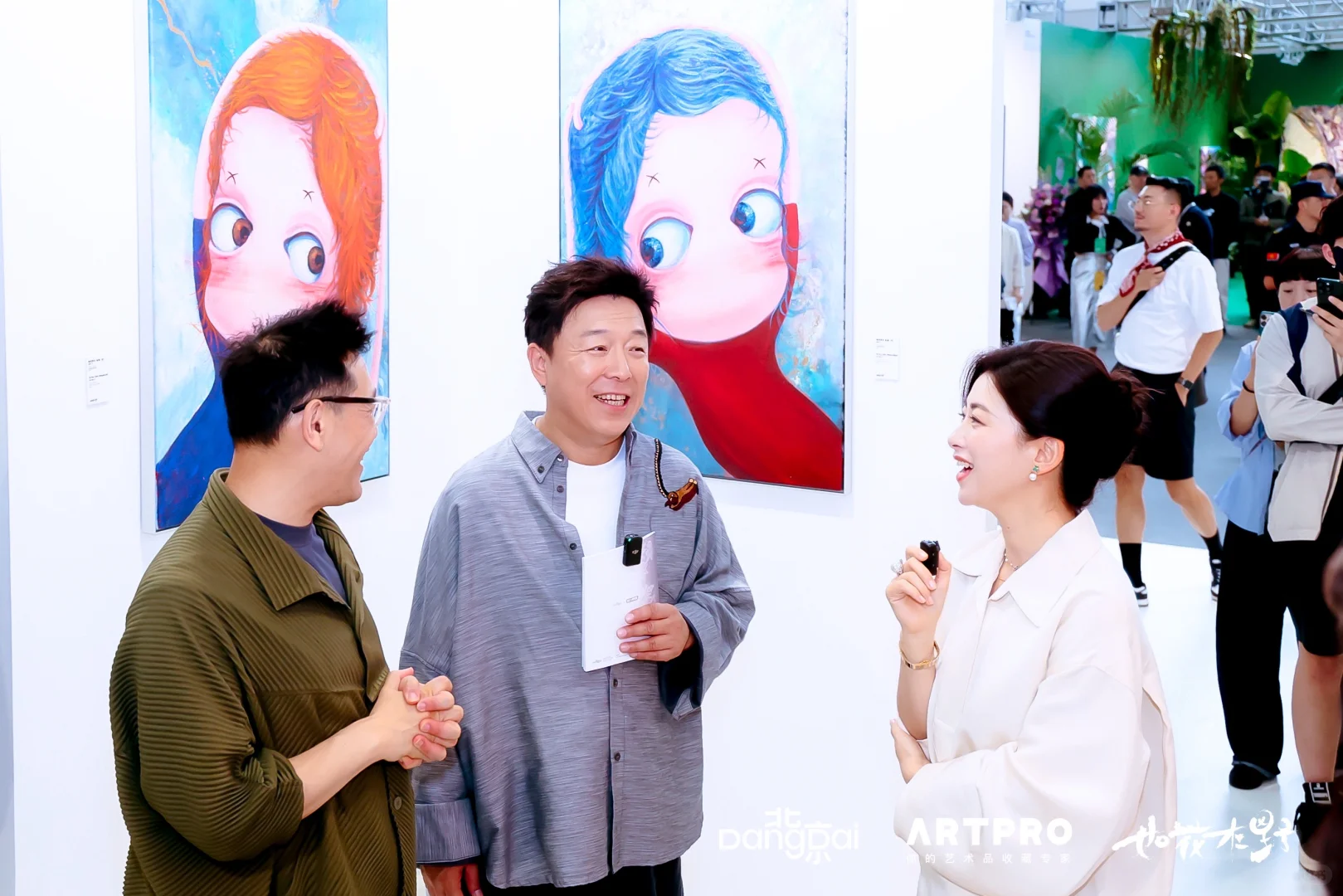 ?顶流暴击！黄渤朱珠空降贾伟KK 艺术个展