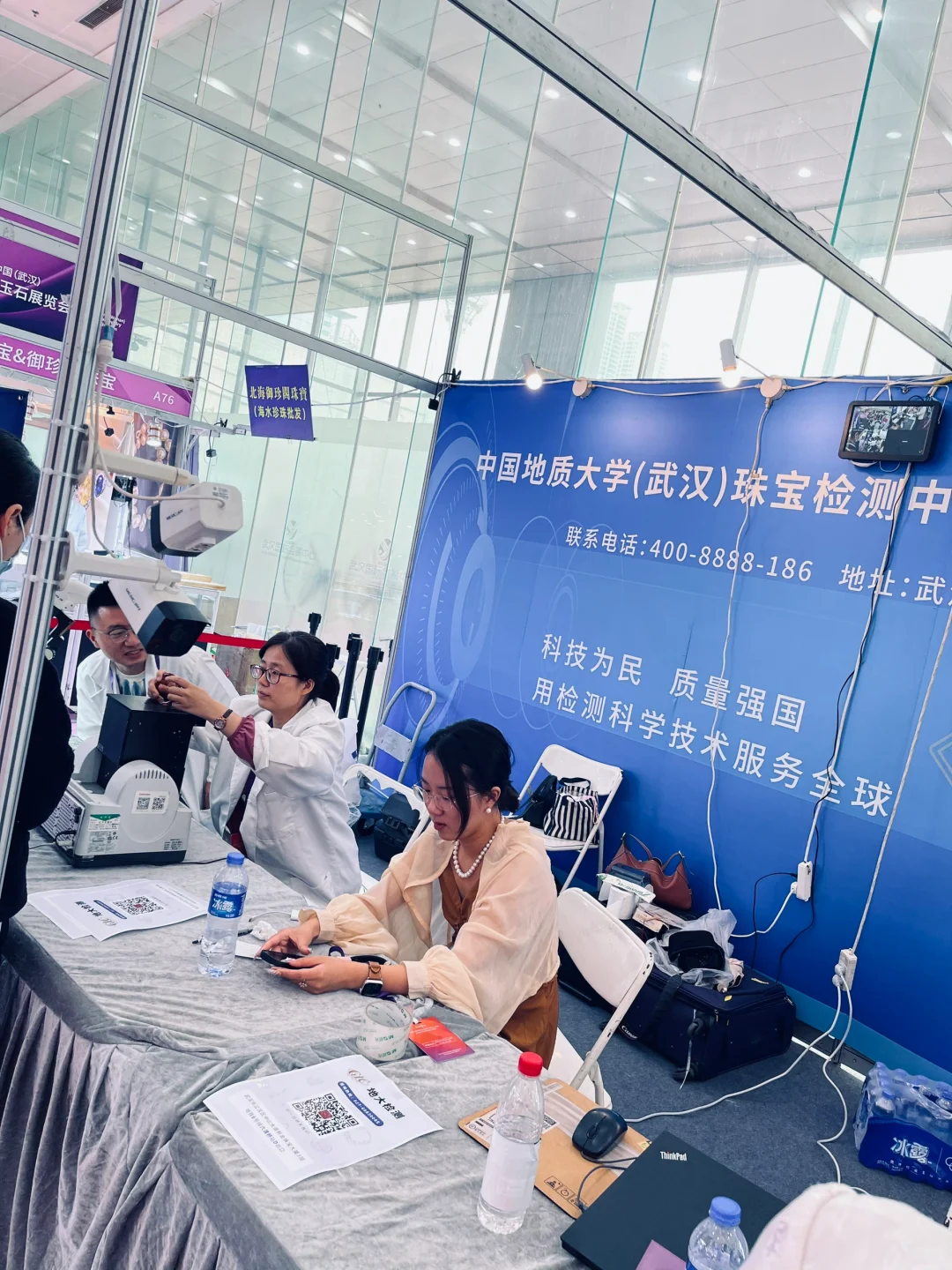 武汉中山公园对面的国际会展中心珠宝会展