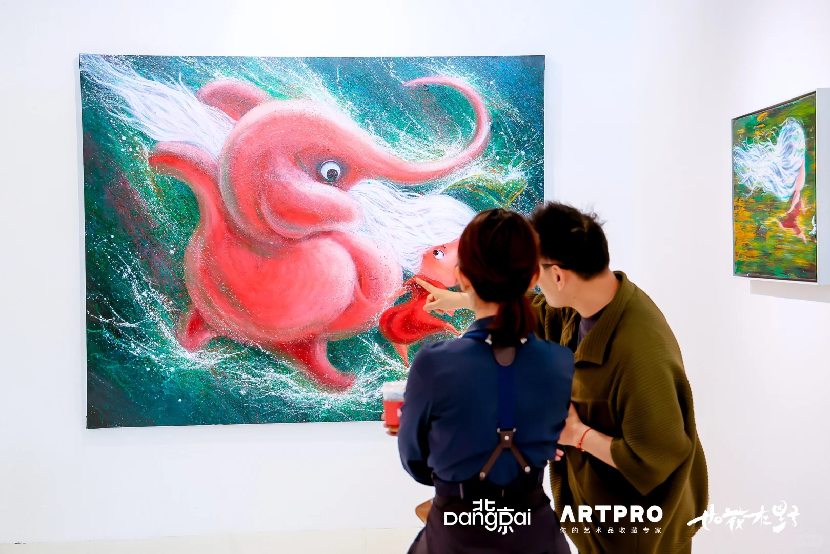 ?顶流暴击！黄渤朱珠空降贾伟KK 艺术个展