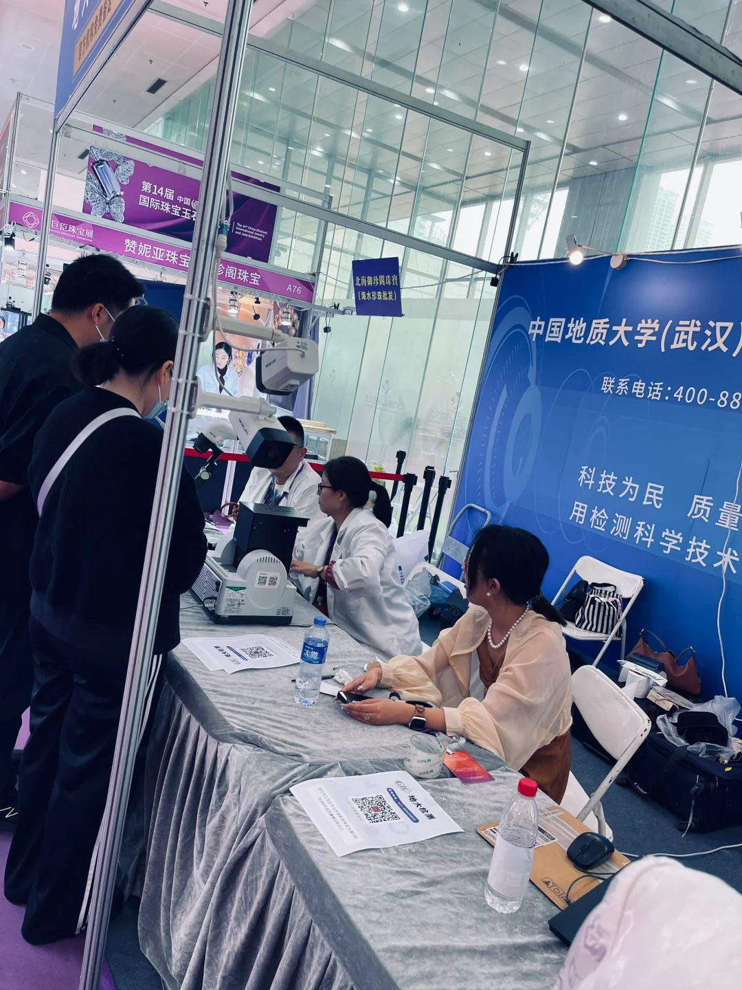 武汉中山公园对面的国际会展中心珠宝会展