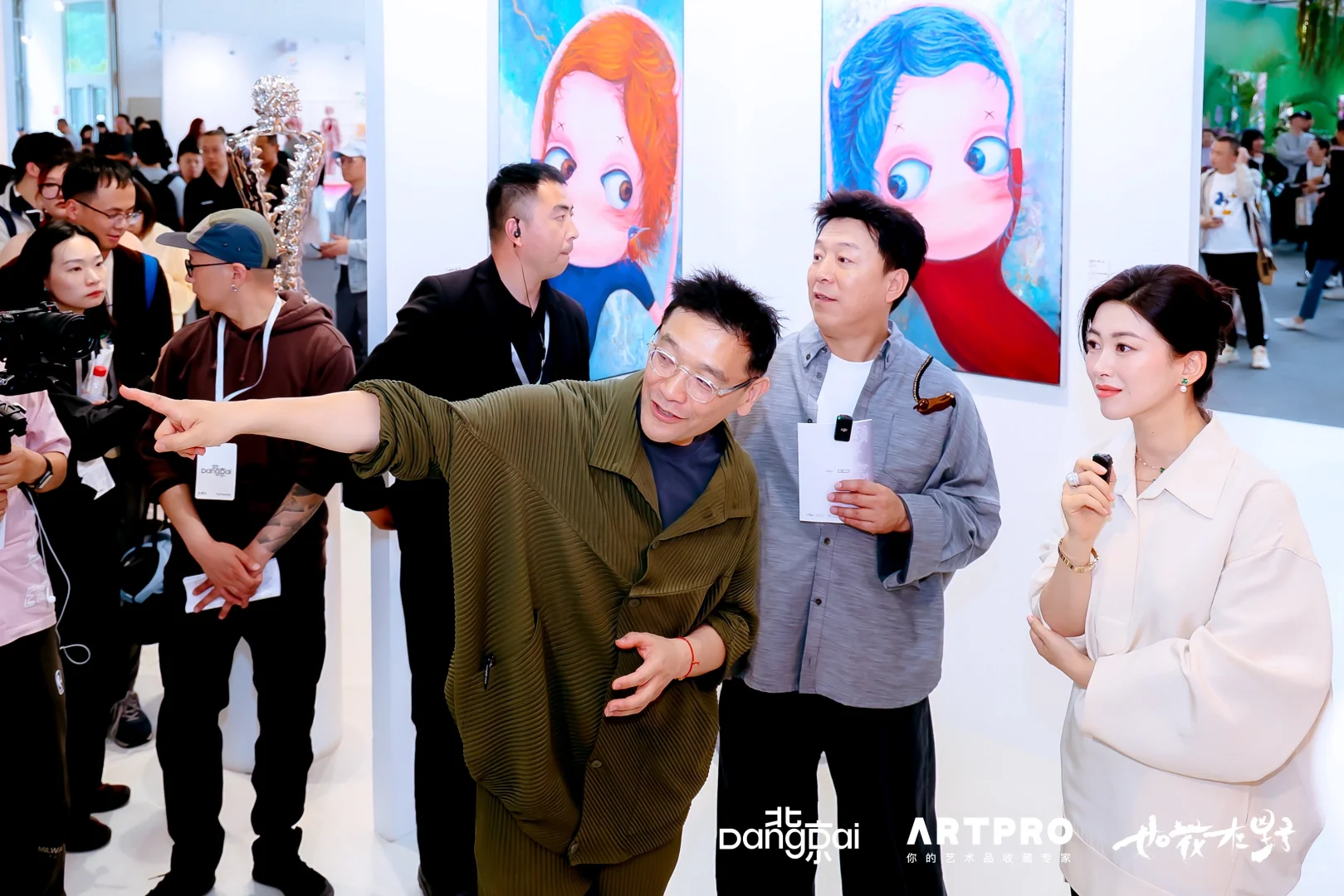 ?顶流暴击！黄渤朱珠空降贾伟KK 艺术个展