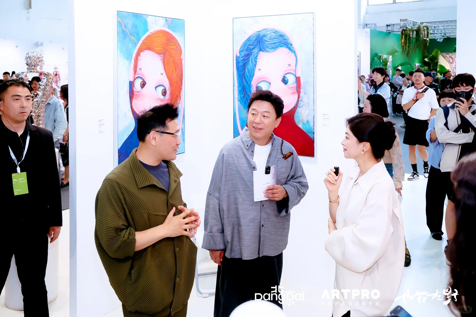 ?顶流暴击！黄渤朱珠空降贾伟KK 艺术个展