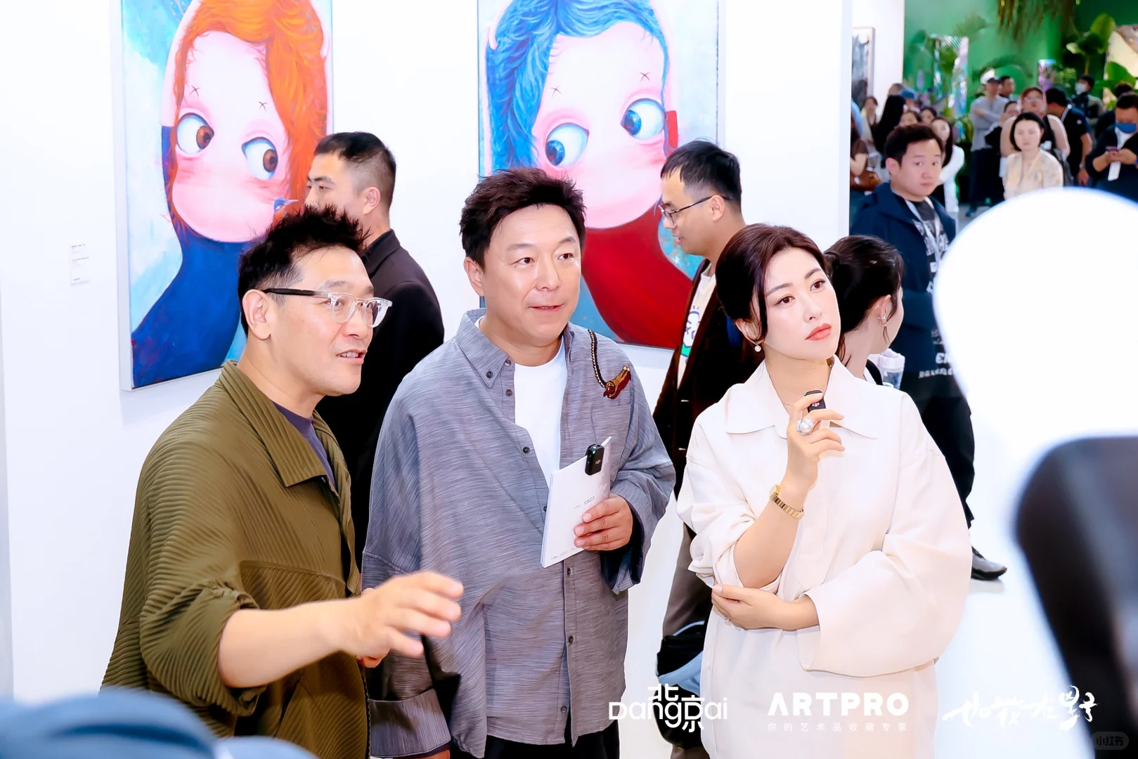 ?顶流暴击！黄渤朱珠空降贾伟KK 艺术个展