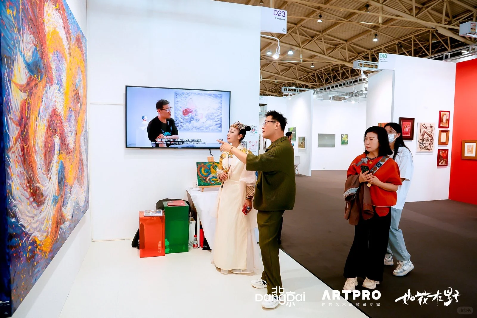 ?顶流暴击！黄渤朱珠空降贾伟KK 艺术个展