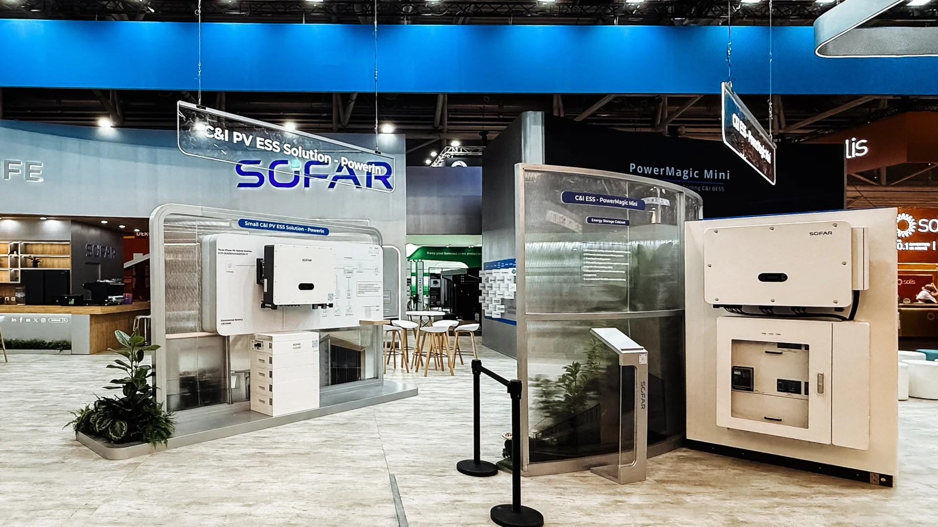 SOFAR展台是看着搭建起来的，路过随手拍??