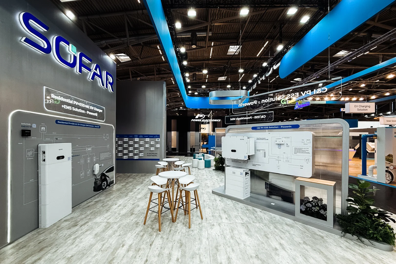 SOFAR展台是看着搭建起来的，路过随手拍??