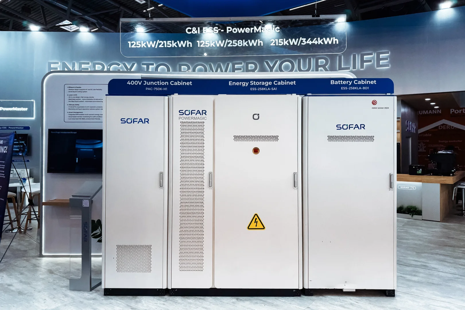 SOFAR展台是看着搭建起来的，路过随手拍??