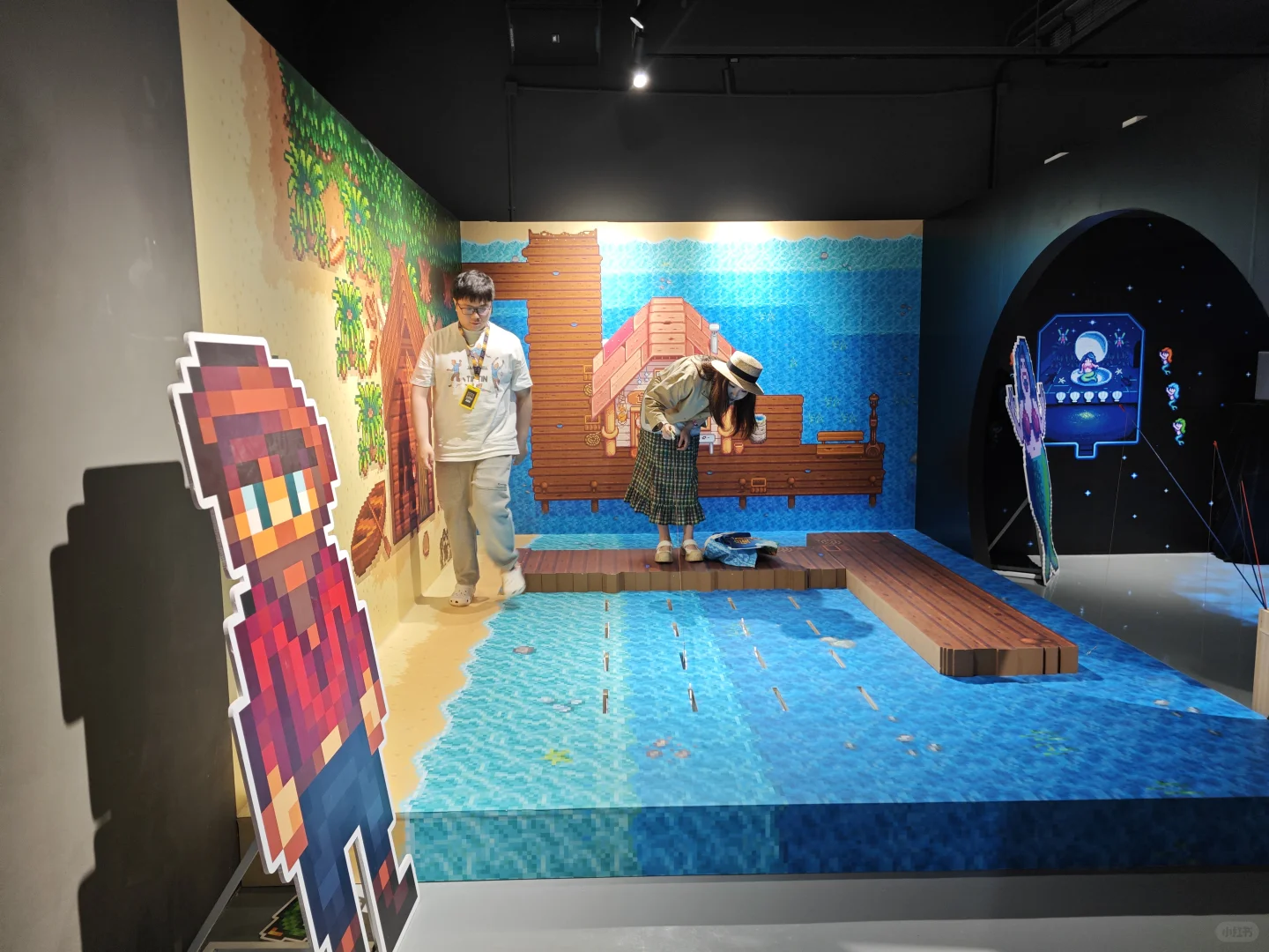 老乡们来展览会了