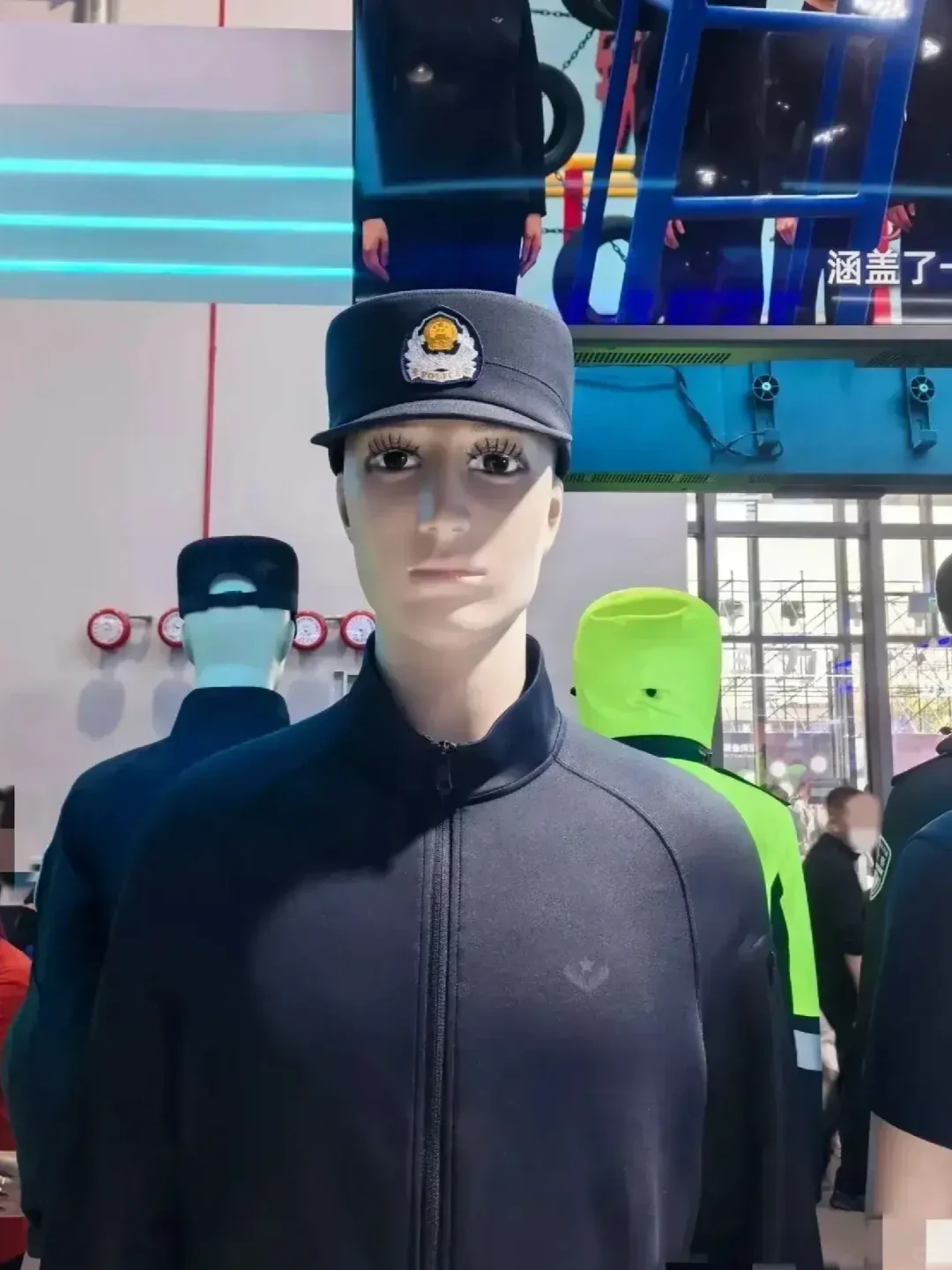 警博会新警服眼前一亮