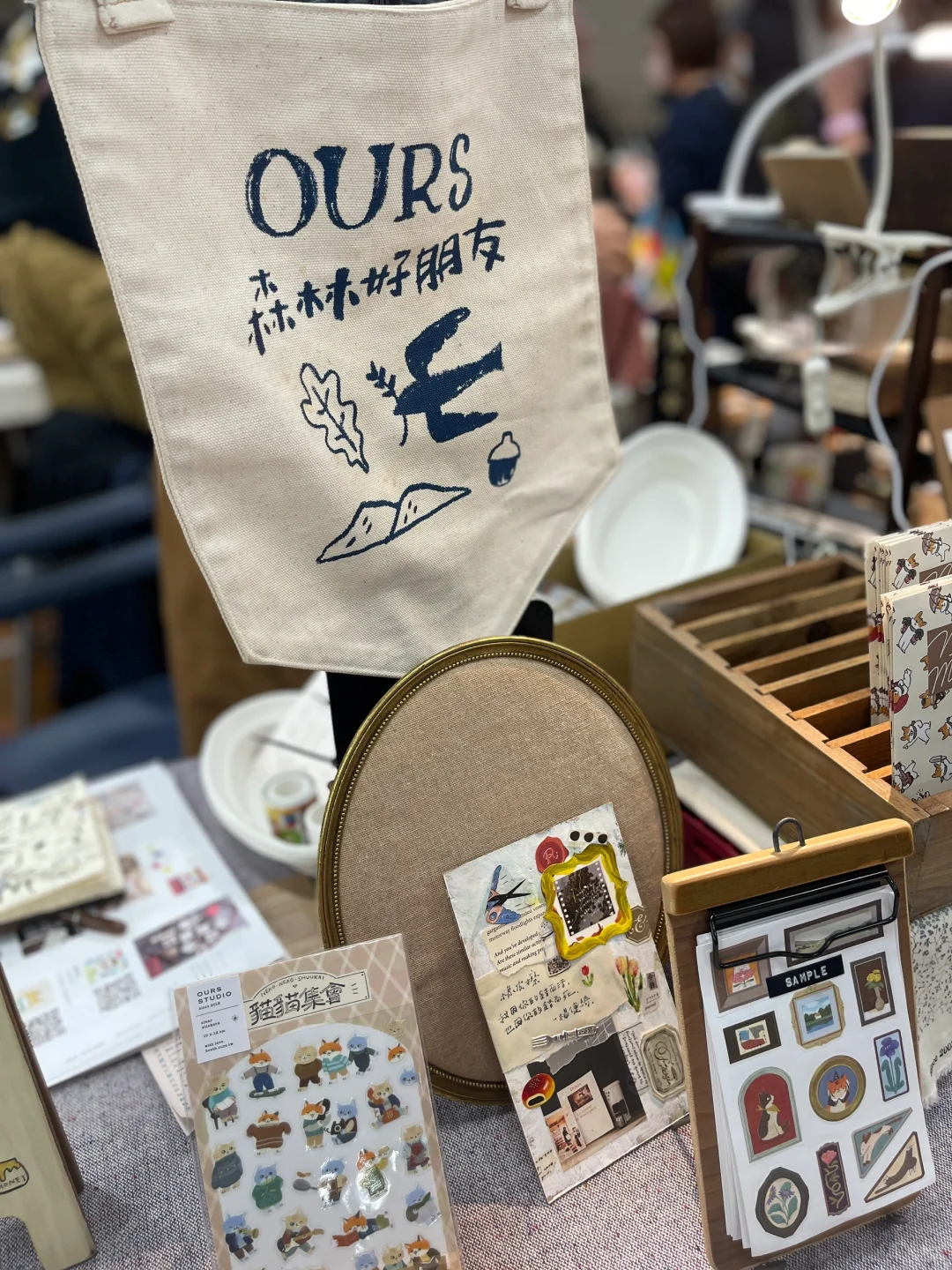 纸博的每个展台都被精心布置得像一个艺术品