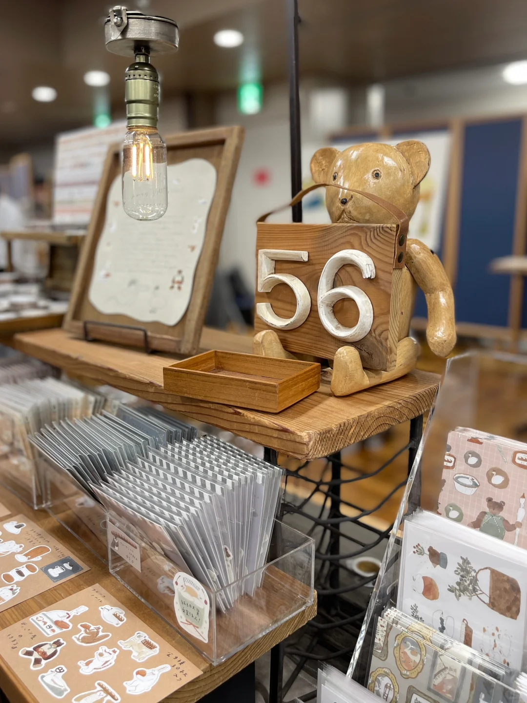 纸博的每个展台都被精心布置得像一个艺术品