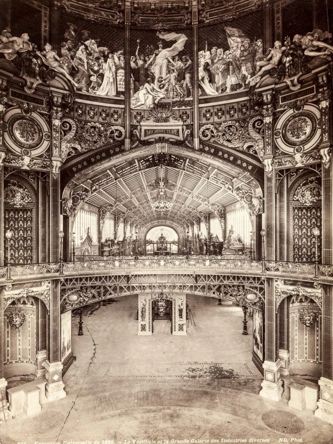 1889 年巴黎世界博览会的穹顶和展厅