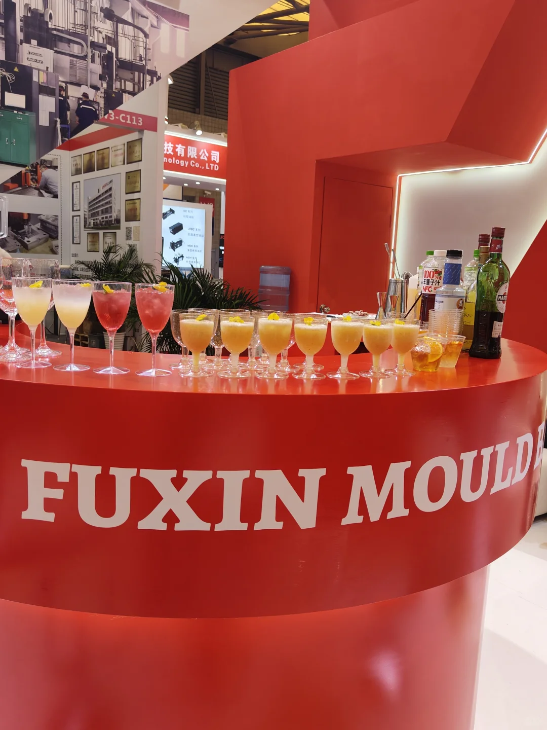 ? 专业展览会调酒师的魅力 ?