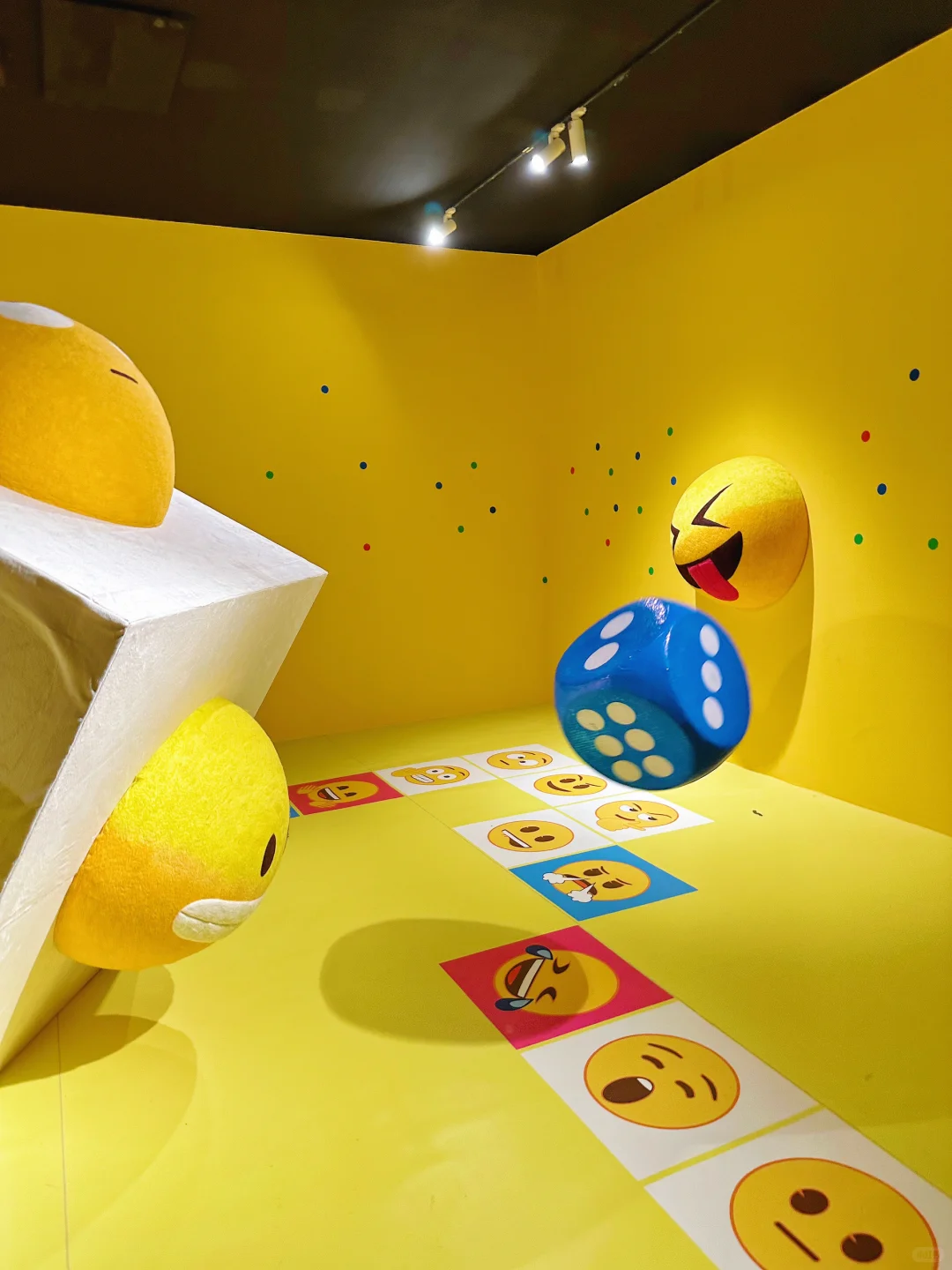 北京新展来啦?去emoji世界搞怪拍照???