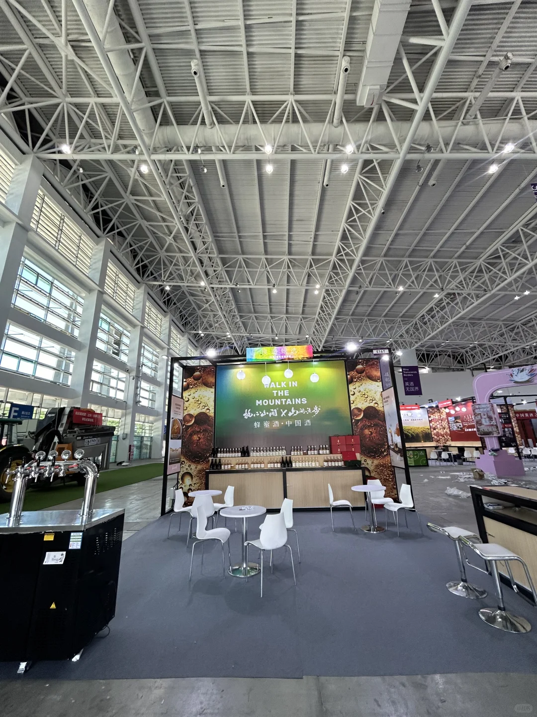 银川会展中心-10号下午蹲一摄影师