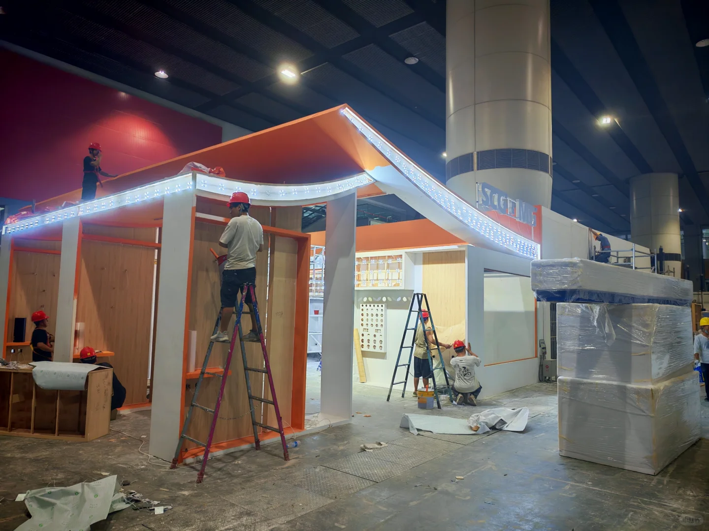 00勇闯会展领域，来会展展厅搭建现场跟建
