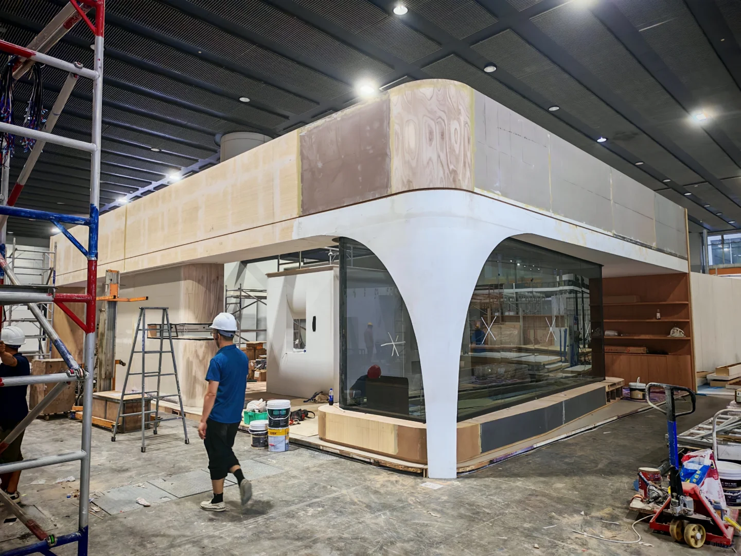 00勇闯会展领域，来会展展厅搭建现场跟建