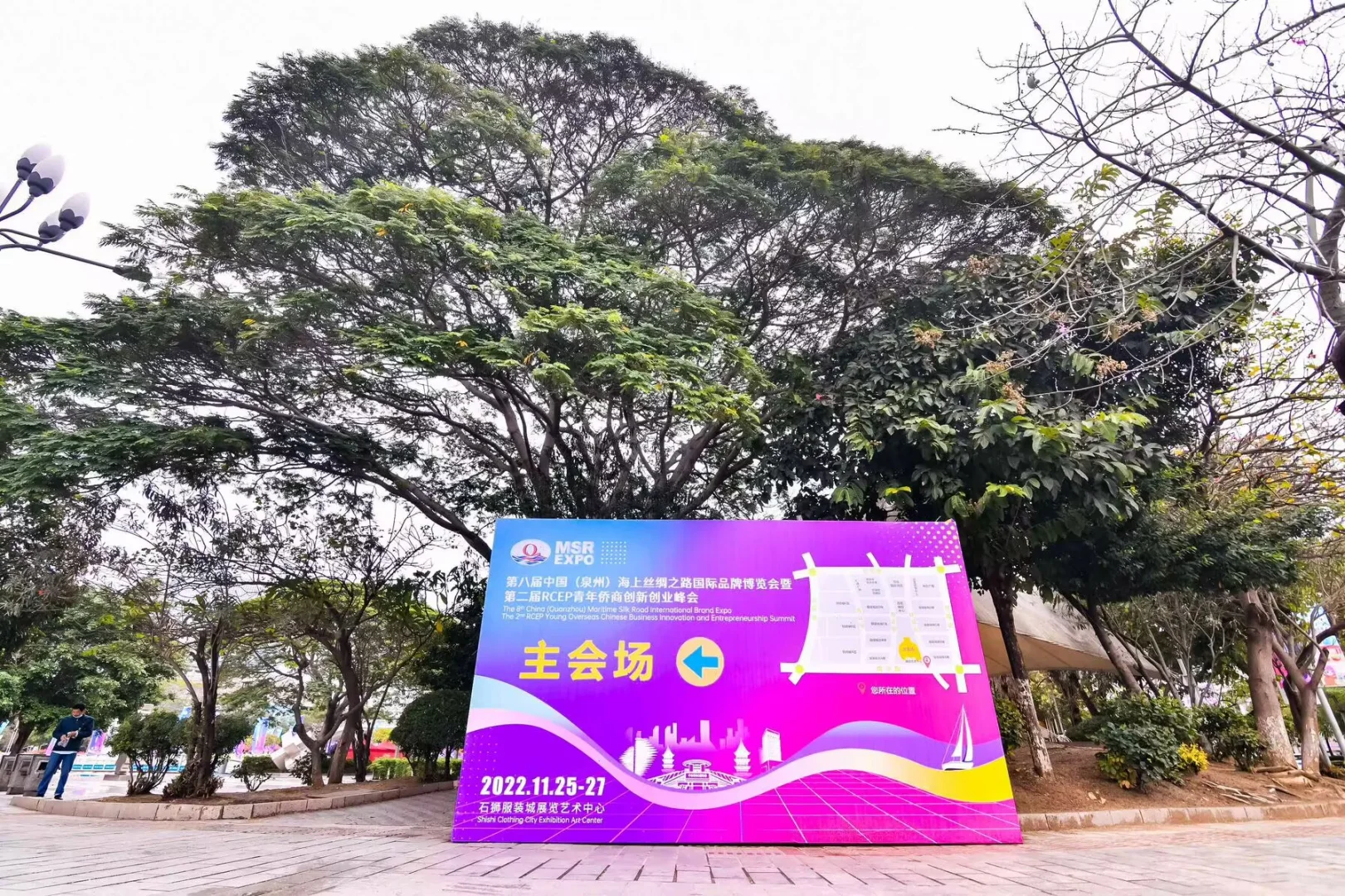 福建泉州丝绸之路博览会 地上都是led屏幕！