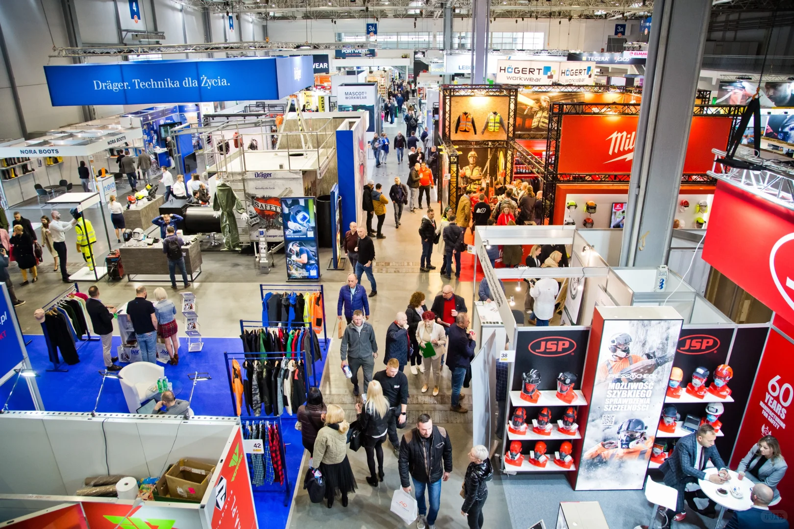 展会现场这人流是相当可以了