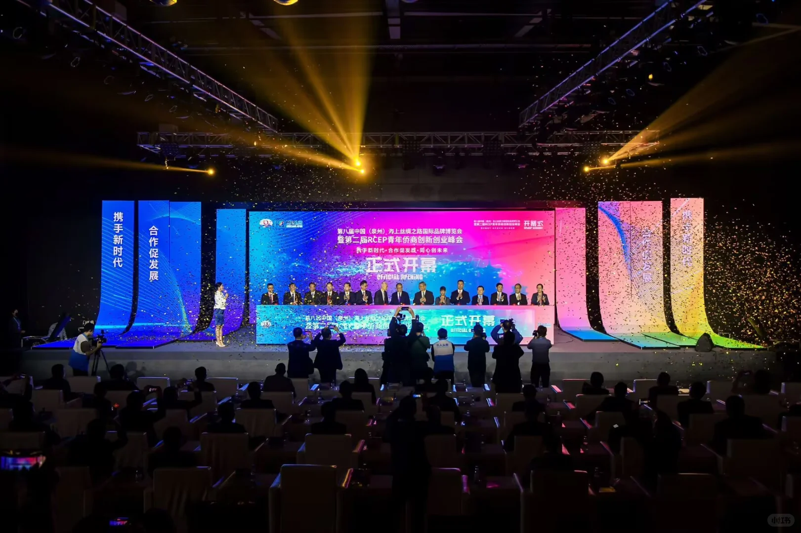 福建泉州丝绸之路博览会 地上都是led屏幕！