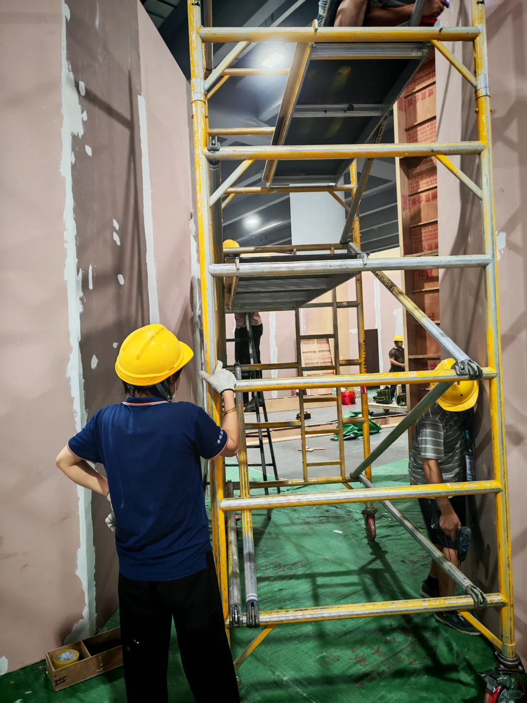 00勇闯会展领域，来会展展厅搭建现场跟建