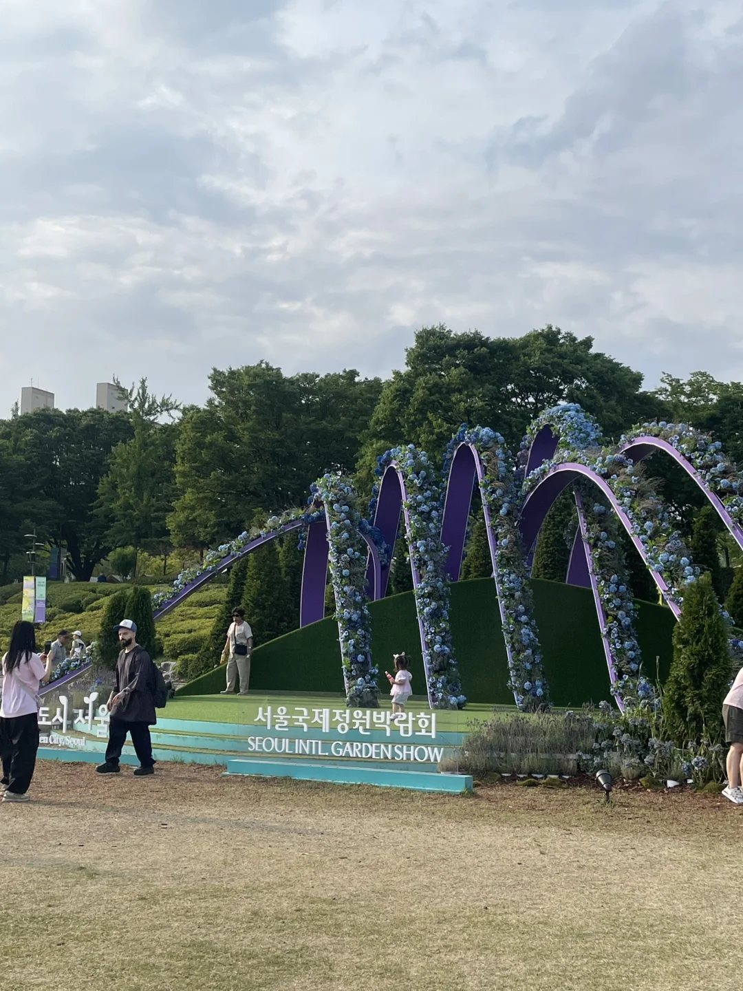 ??首尔的治愈庭院和百变怪们