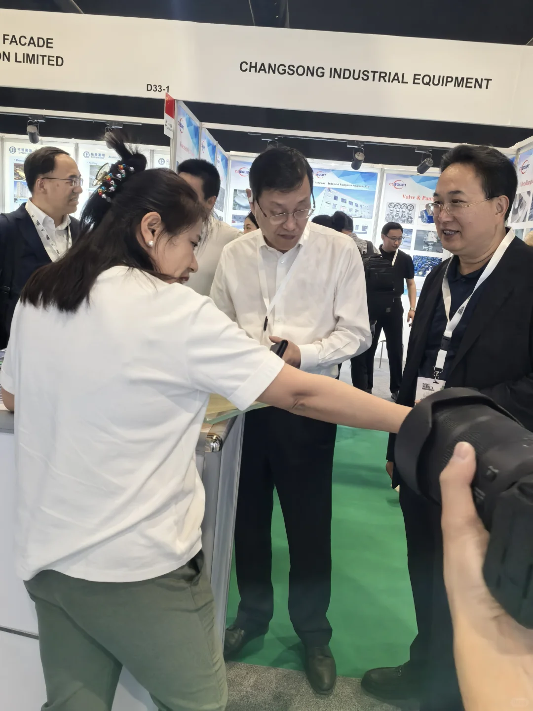 开到晚上十点的展会也是极大的考验