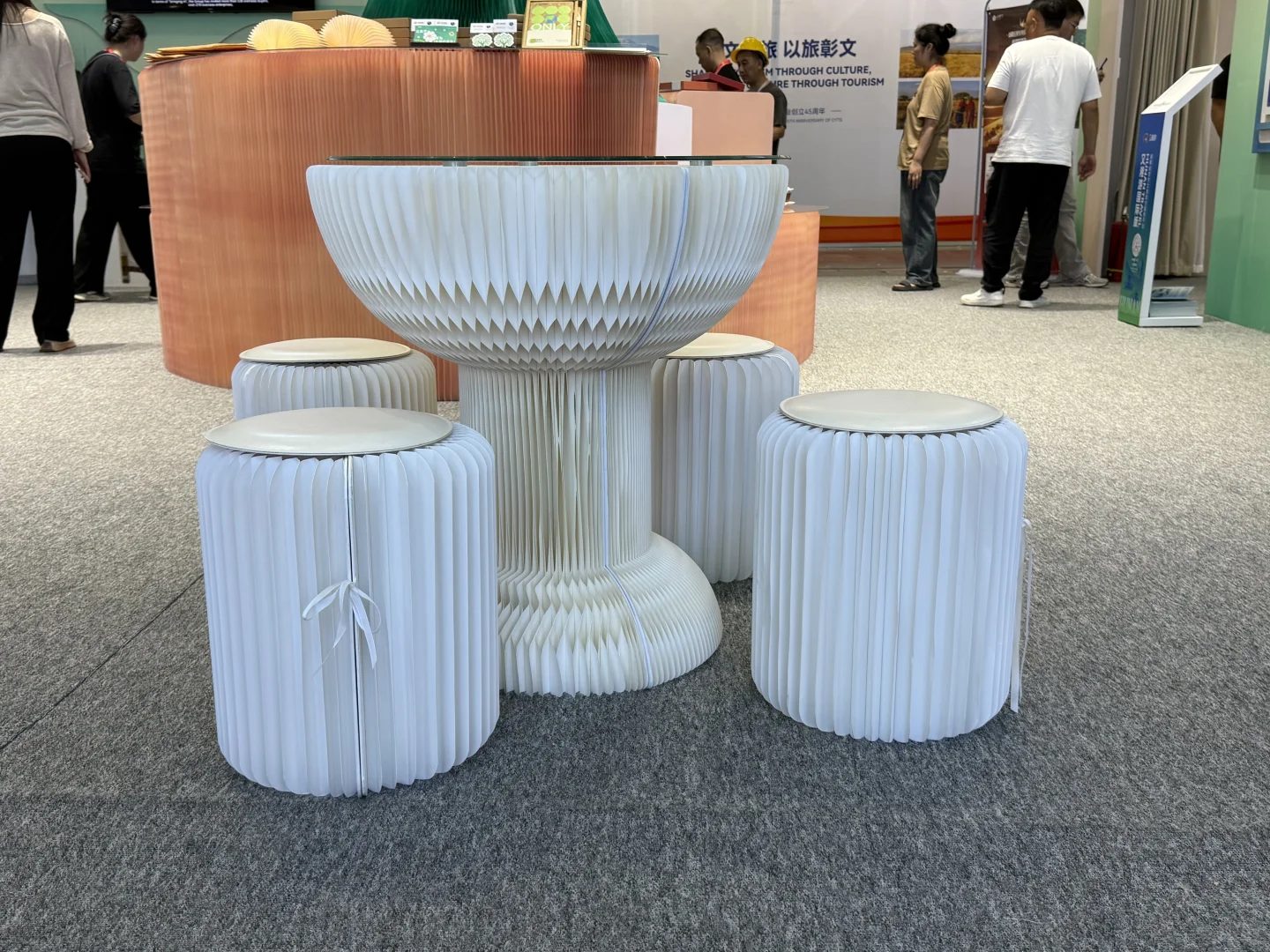 用纸还原酒店样板间?，还有一颗三米的树?