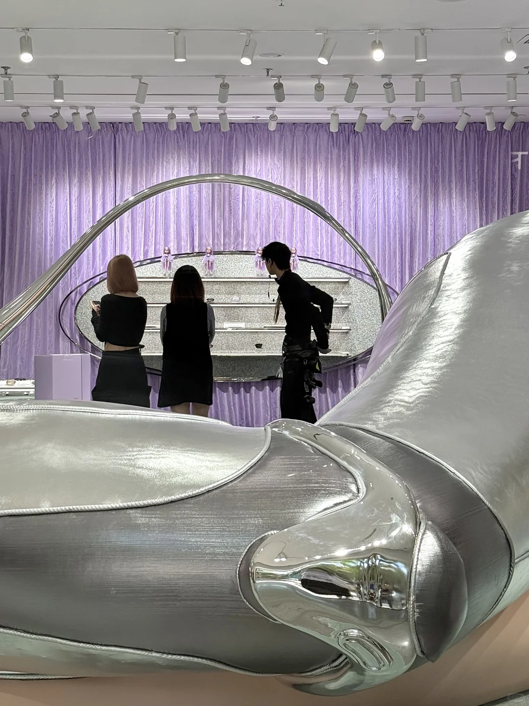 上海还是太超前了！！淮海中路！！好酷！！！