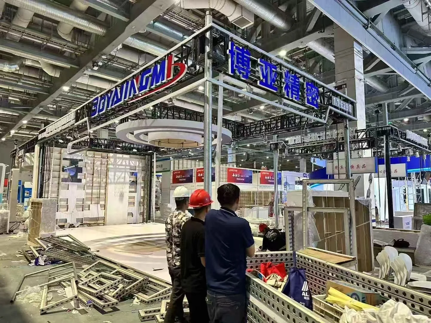 光伏展搭建接近尾声，期待开展