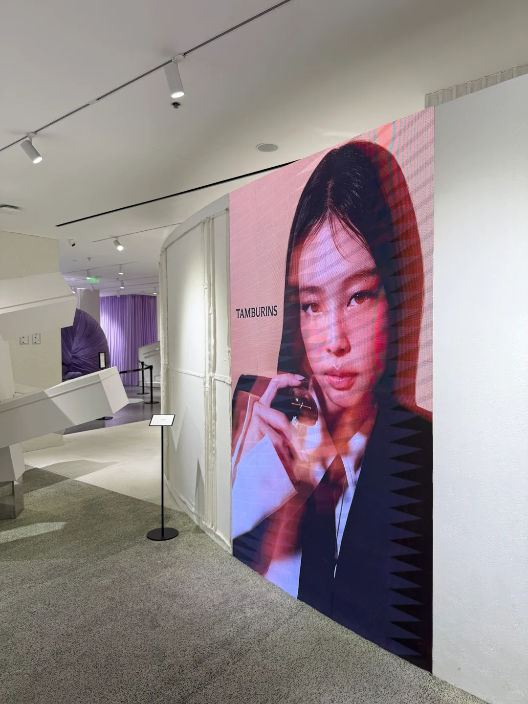 上海还是太超前了！！淮海中路！！好酷！！！