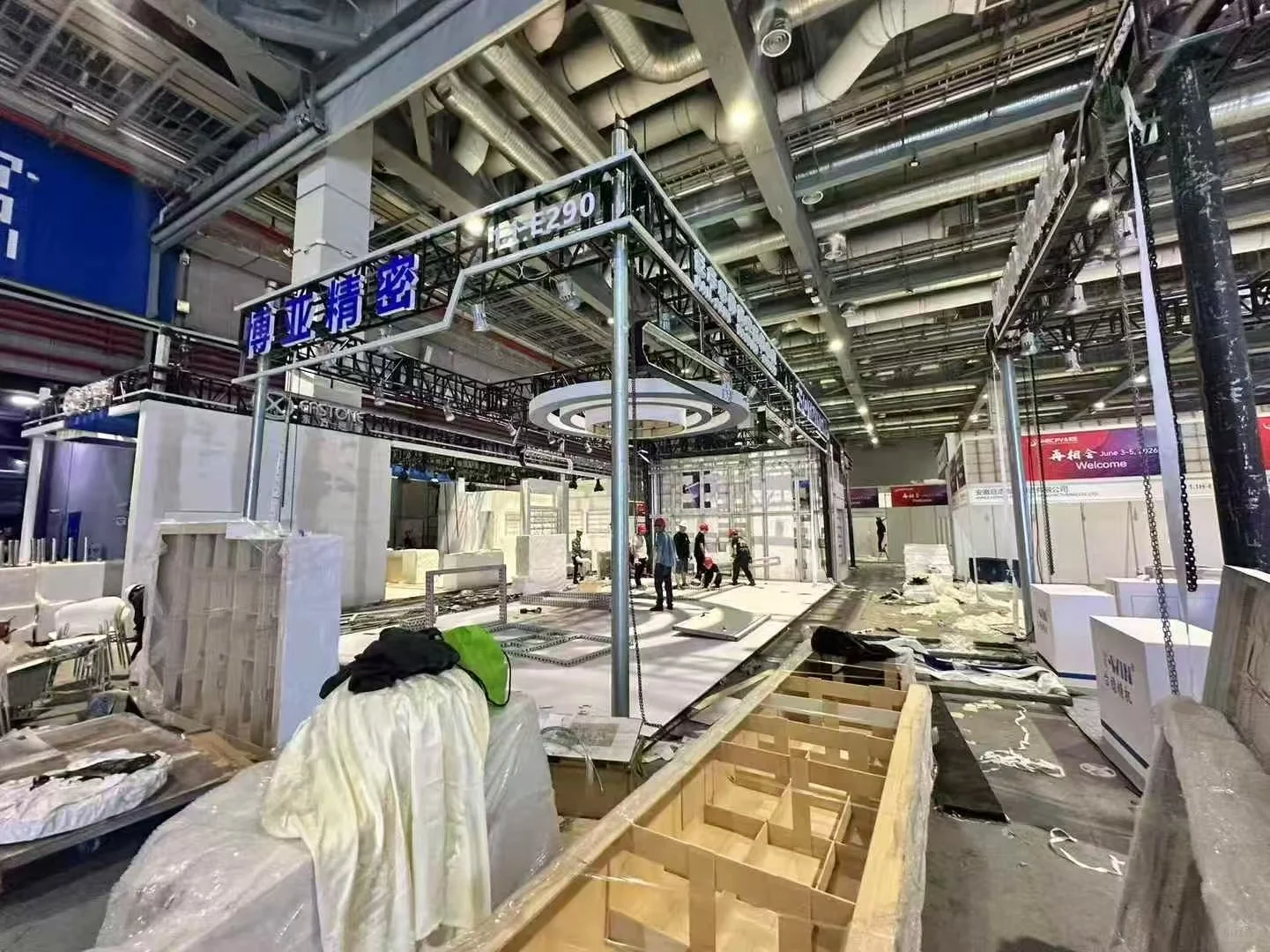 光伏展搭建接近尾声，期待开展