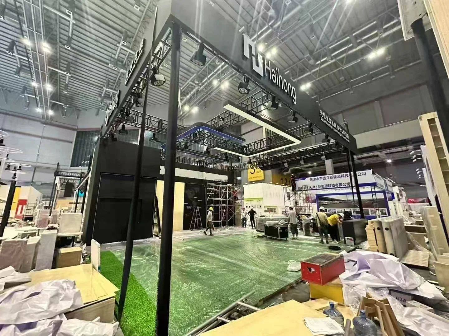 光伏展搭建接近尾声，期待开展