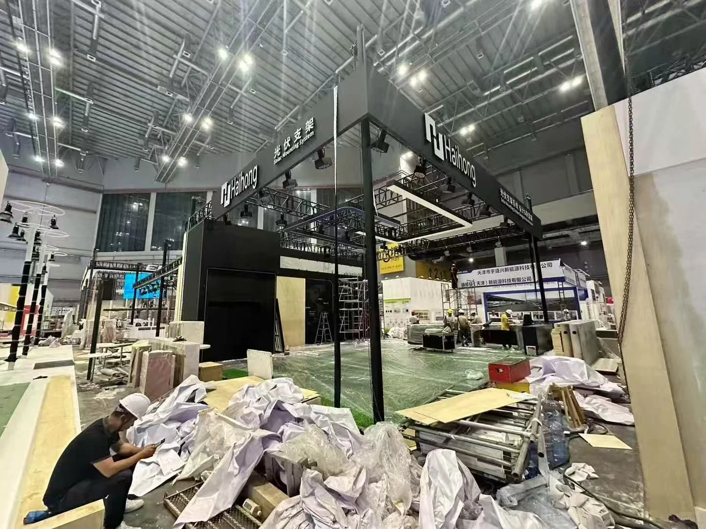 光伏展搭建接近尾声，期待开展