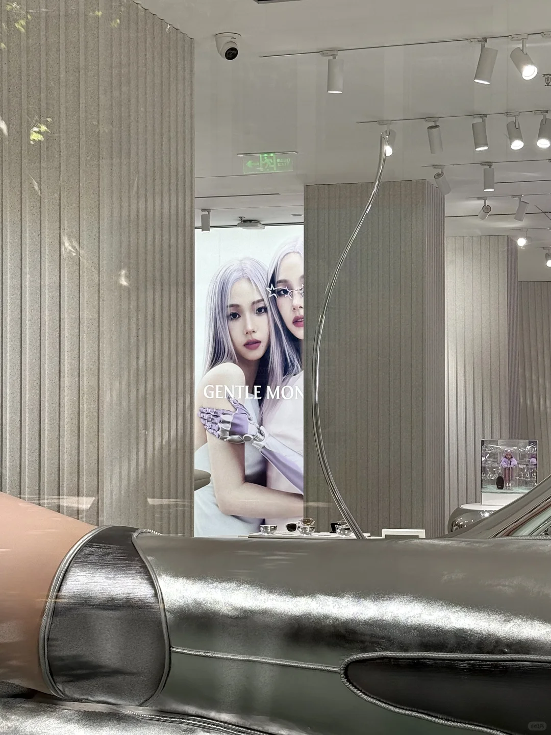 上海还是太超前了！！淮海中路！！好酷！！！