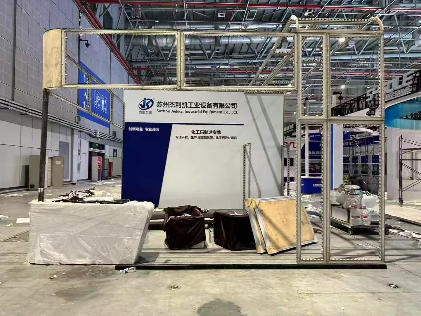 光伏展搭建接近尾声，期待开展